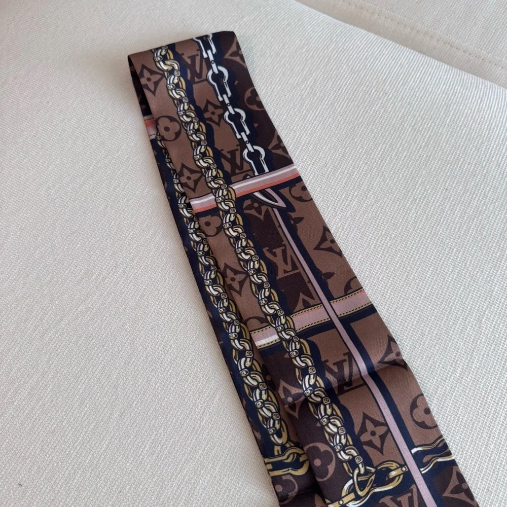 Louis Vuitton Monogram Silk Bandeau Scarf Brown Pink Chain Print BB Twilly New - Picture 6 of 8